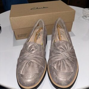 Clarks Women’s Metallic Pewter Knot-Front Loafers Sharon Dasher 7 wide NWT NIB